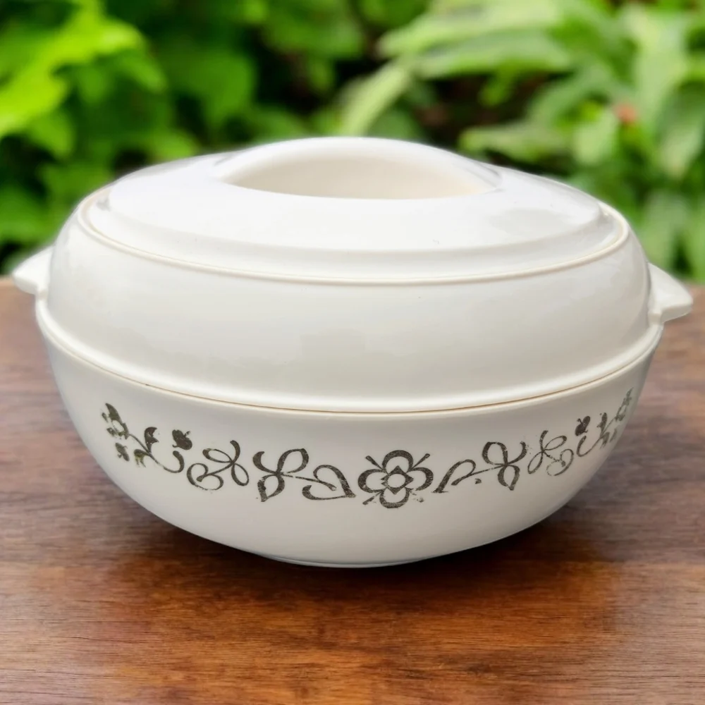 Vintage PELICANO ~ 7" Dia. ~Insulated ~ Food StorageContainer ~ Locking Lid - Picture 2 of 7